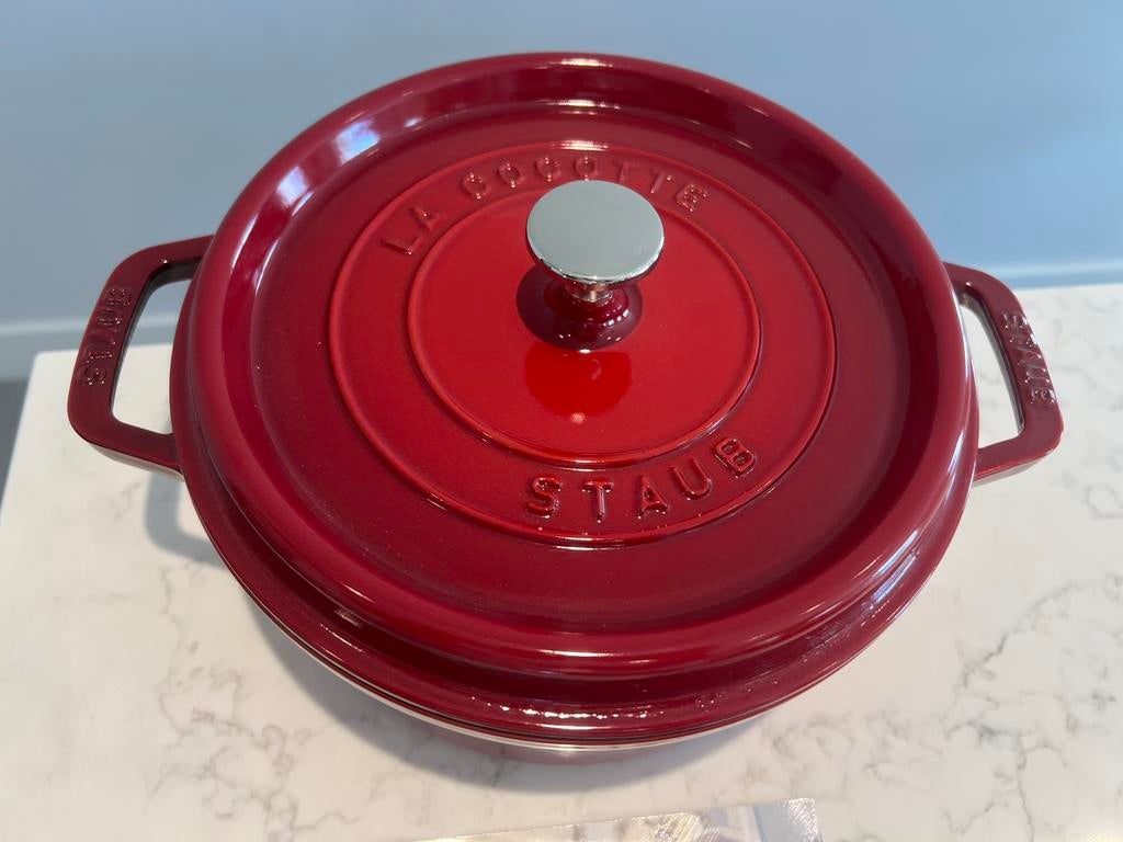 Nieuwe Staub La Cocotte 24 cm Cerise braadpan, Gietijzer, Nieuw, Ophalen of Verzenden, Staub