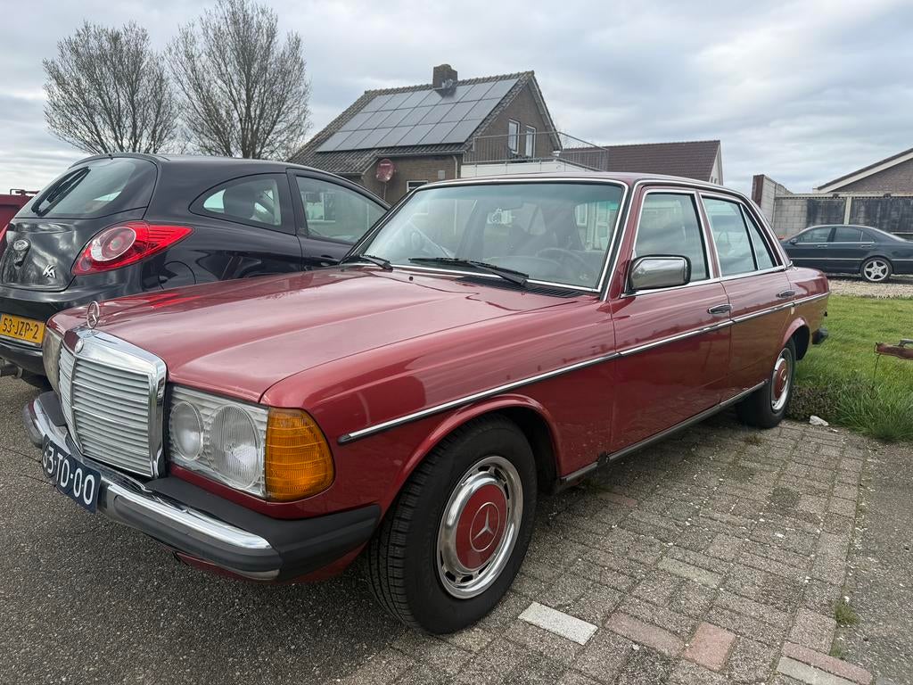 Mercedes-Benz 300d 5 bak 5cilinder 123 1977 Rood, Auto's, Mercedes-Benz, Origineel Nederlands, Bedrijf, Diesel, 1510 kg