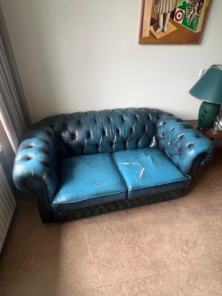 Blauwe Chesterfield bank - Leer - Gebruikt, Huis en Inrichting, Gebruikt, 150 tot 200 cm, Tweepersoons, Ophalen of Verzenden