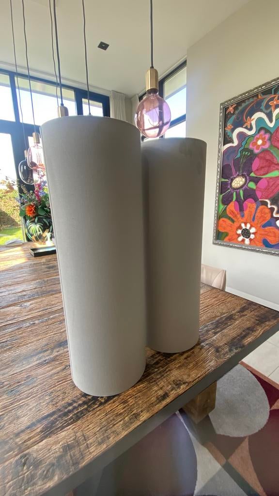2 mooie lampenkappen - zacht grijs, Huis en Inrichting, Lampen | Lampenkappen, Gebruikt, Rond, Ophalen of Verzenden, 50 cm of meer