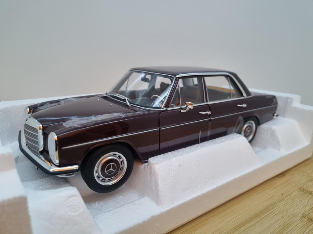 Norev Mercedes 200 W115 Donkerrood 1:18, Hobby en Vrije tijd, Modelauto's | 1:18, Nieuw, Auto, Norev, Ophalen of Verzenden
