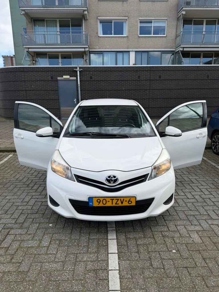 Toyota Yaris 1.0 Wit – Airco, Camera, Bluetooth,Zeer zuinig, Auto's, 40 €/maand, 750 kg, Wit, Origineel Nederlands
