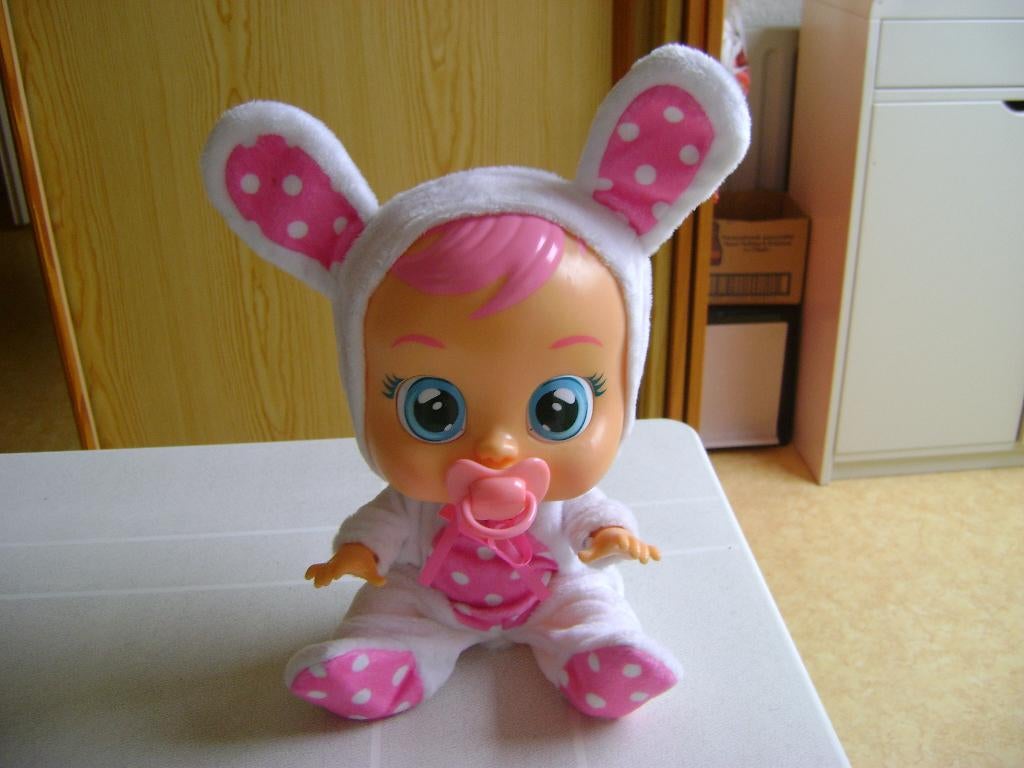 cry babypop 32cm speen en konijnenpakje huilt echte tranen, Ophalen of Verzenden, Zo goed als nieuw, Babypop