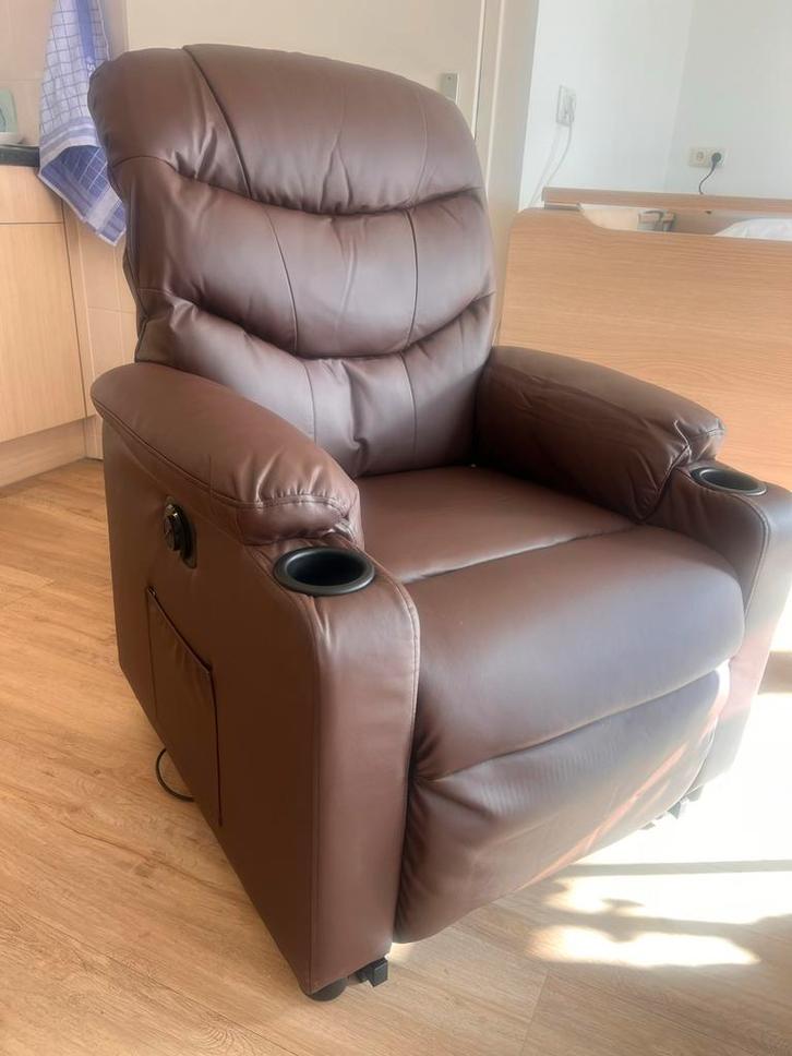 Comfortabele bruine relaxfauteuil met sta op functie, Huis en Inrichting, Fauteuils, Zo goed als nieuw, Kunststof, 75 tot 100 cm