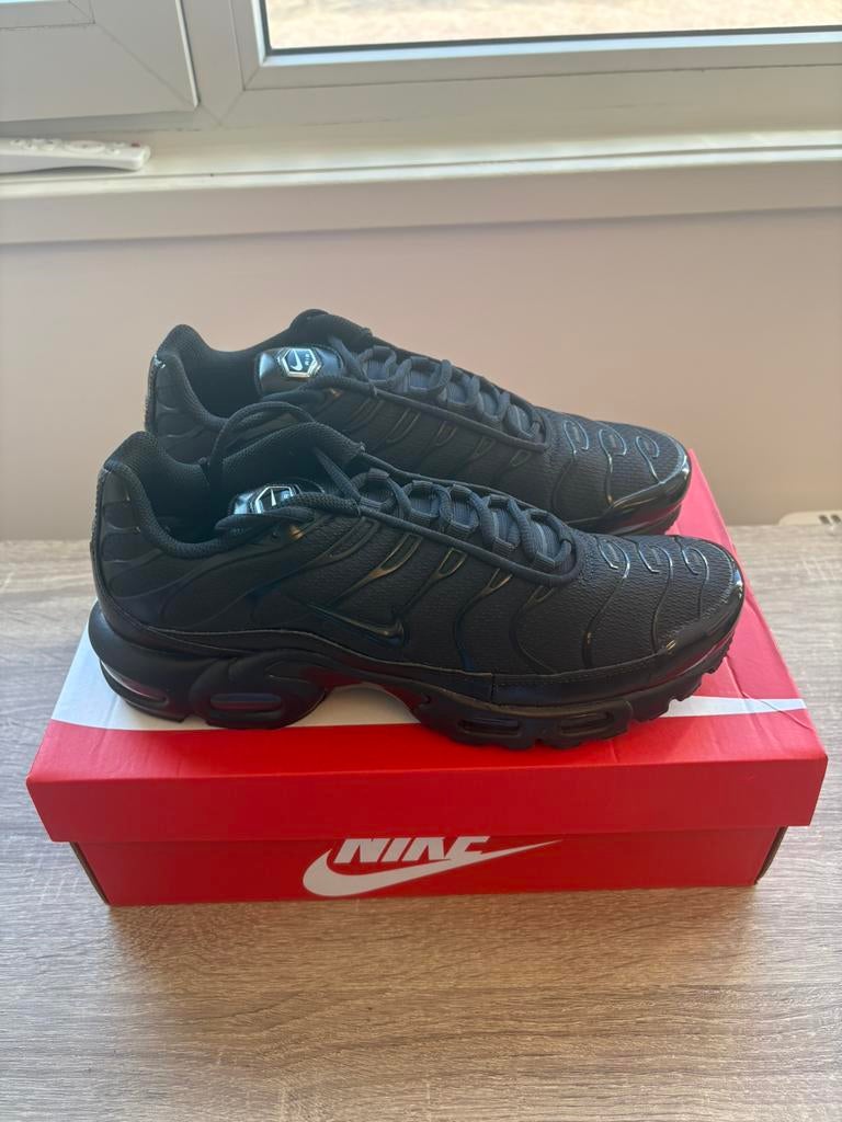 Nike Air Max Plus Triple Black | EU 43, Zwart, Nieuw, Ophalen of Verzenden, Sneakers of Gympen