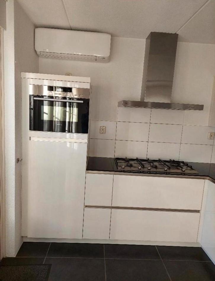 Nette witte greeploze hoogglans hoekkeuken GEDEMONTEERD, Huis en Inrichting, Keuken | Complete keukens, Zo goed als nieuw, Hoekkeuken