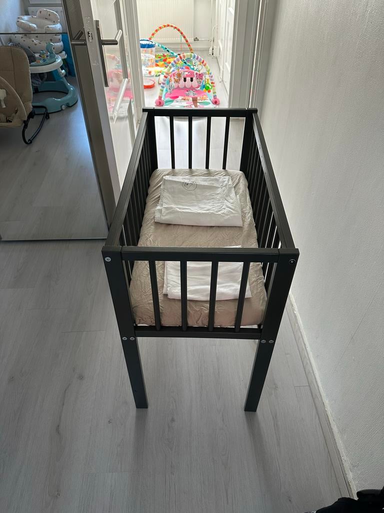 Baby ledikantje met matras, lakens en speelkleden - Alles ni, Kinderen en Baby's, Babywiegjes en Ledikanten, Nieuw, Ledikant, Ophalen