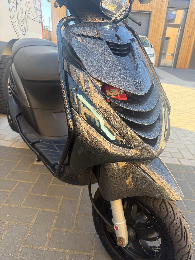 Piaggio zip 2018 | Nieuwstaat | Speciale kleur | Garantie, Maximaal 45 km/u, Zip, Ophalen of Verzenden, Zo goed als nieuw