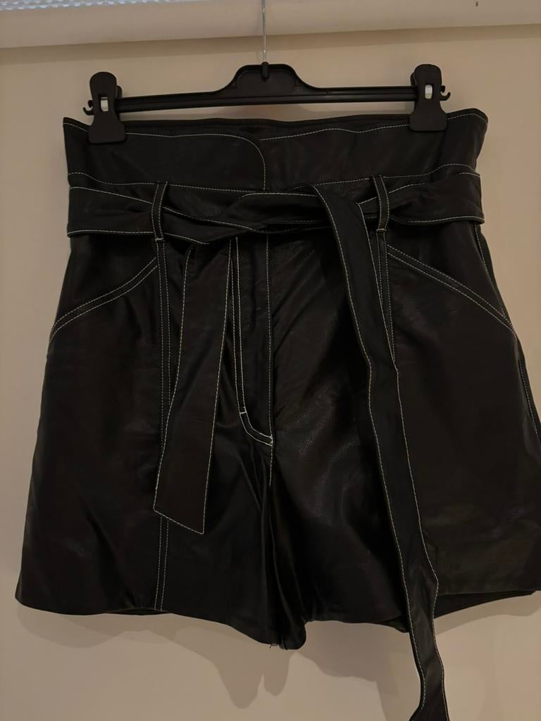 Twinset lederlook broekje met witte stiksel maat it 46, Kleding | Dames, Maat 38/40 (M), Kort, Zwart, Ophalen of Verzenden