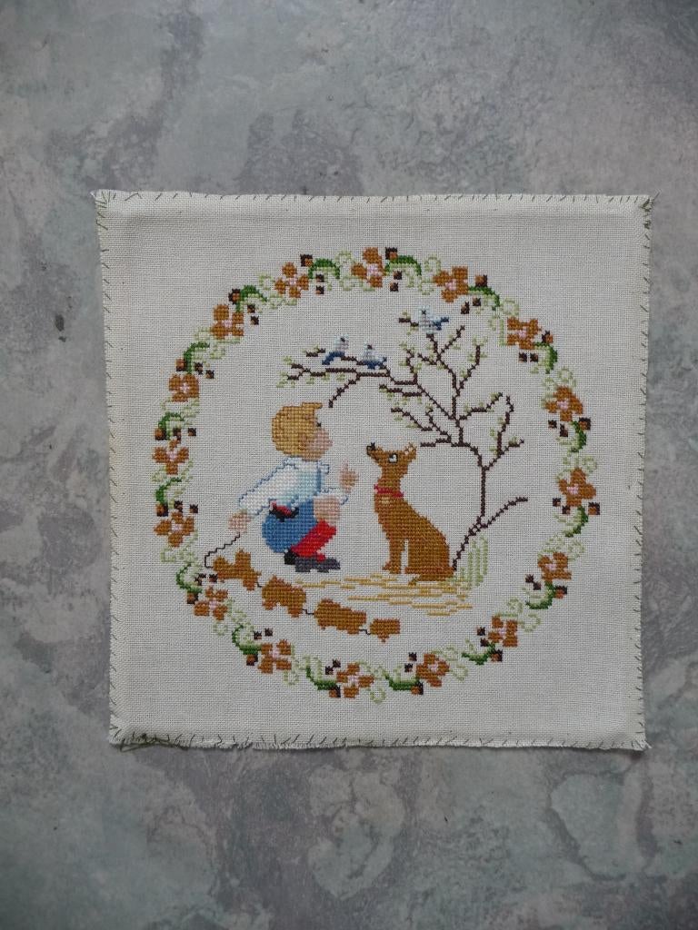 Borduurwerk "Jongen en vosje in krans", Ophalen of Verzenden, Gebruikt, Handborduren, Overige typen