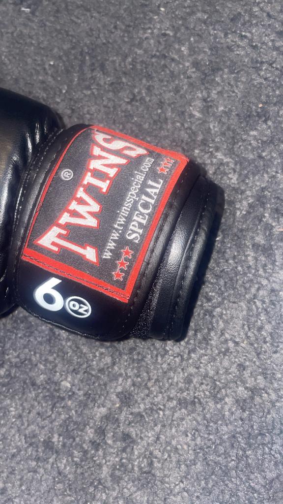 Twins Bokshandschoenen 6OZ - Zo goed als nieuw, Sport en Fitness, Ophalen, Zo goed als nieuw, Bokshandschoenen