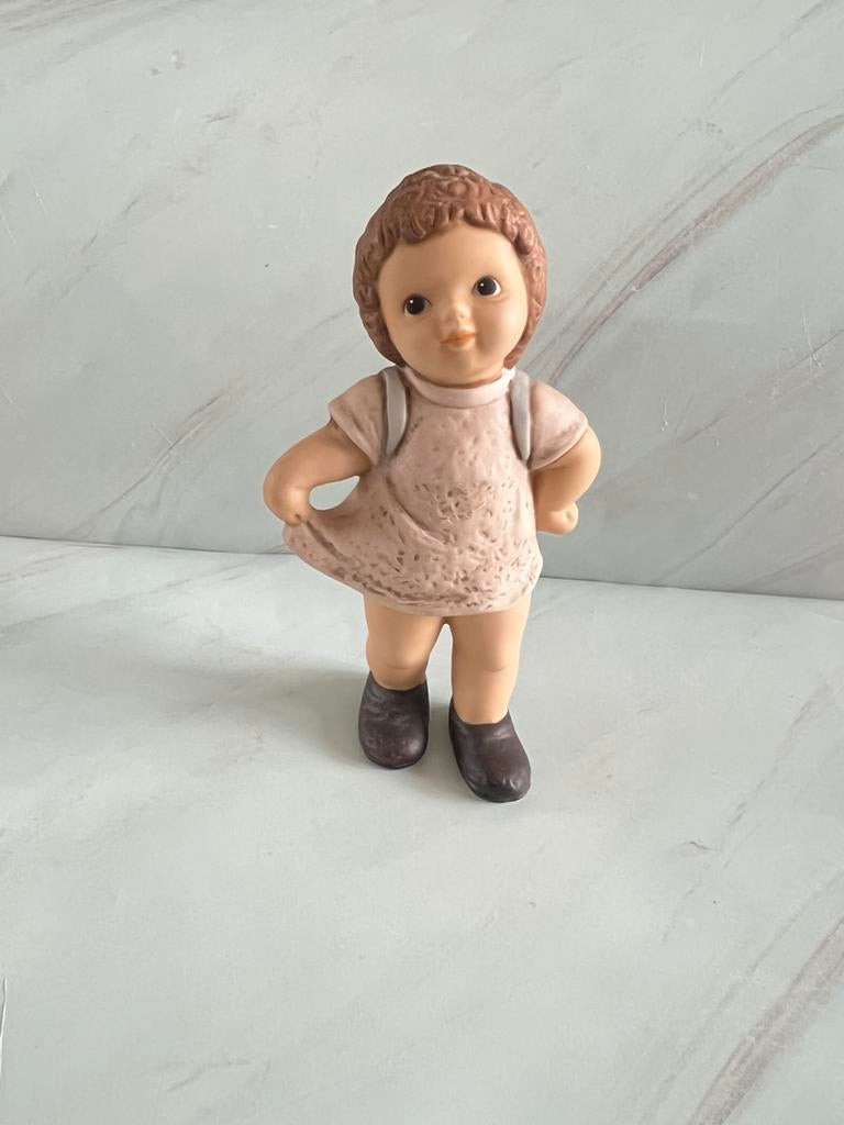Goebel Nina & Marco meisje met rugzak beeldje, Verzamelen, Beelden en Beeldjes, Ophalen of Verzenden, Zo goed als nieuw, Mens