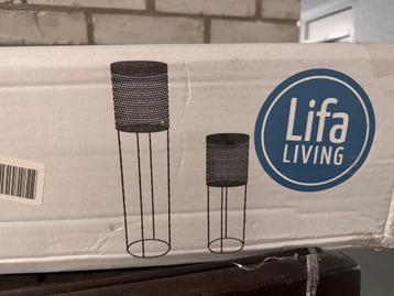 Hoogstaande plantenbakken zwart metaal beschikbaar voor biedingen