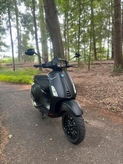 Vespa Sprint Mat Zwart – 2021 – Lage kilometerstand (2400 km, Fietsen en Brommers, Scooters | Vespa, Zo goed als nieuw, Vespa S