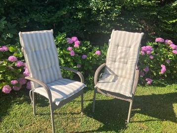 2 Tuinstoelen met kussens beschikbaar voor biedingen