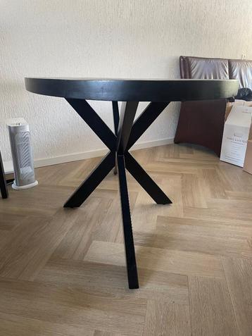 Ovale eettafel – 180x100 cm – zwart – zo goed als nieuw beschikbaar voor biedingen