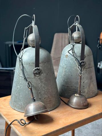 Unieke metalen hanglampen (kelken) beschikbaar voor biedingen