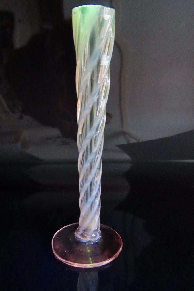 Uraniumglas gedraaid handgemaakt vaasje Bohemen 1890-1915, Antiek en Kunst, Ophalen