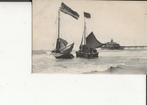Scheveningen Plezierscheepjes in de branding met duwer, Ophalen of Verzenden, 1920 tot 1940, Ongelopen, Zuid-Holland