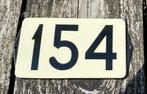 Leuke Emaille Huisnummer 154 - vintage retro brocante bordje, Antiek en Kunst, Ophalen of Verzenden