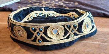 Zwarte fez met gouden bies beschikbaar voor biedingen