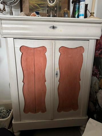 Brocante Meidenkast 127 cm hoog beschikbaar voor biedingen