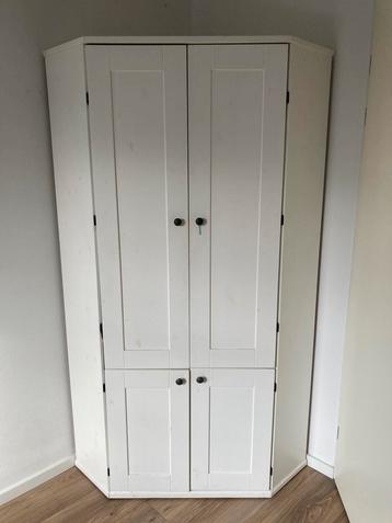 Hoekkast van massief grenen beschikbaar voor biedingen