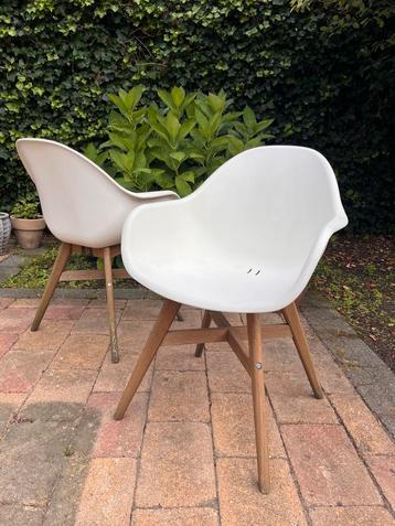 Kuipstoelen wit op houten poten beschikbaar voor biedingen