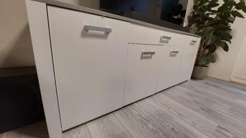 Moderne tv-kast in wit/grijs – nette staat beschikbaar voor biedingen