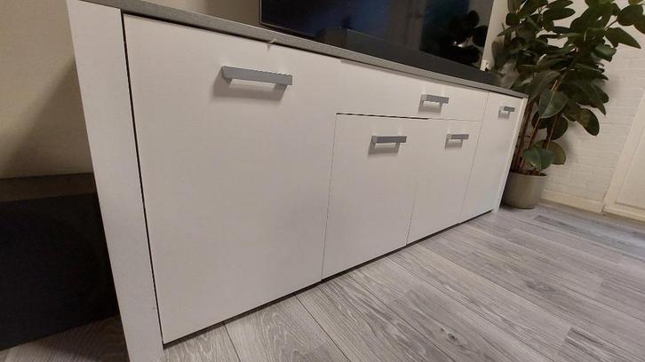 Moderne tv-kast in wit/grijs – nette staat, Huis en Inrichting, Kasten | Televisiemeubels, Gebruikt, Minder dan 100 cm, 200 cm of meer