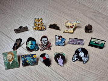 Verzameling 59 speldjes, pins beschikbaar voor biedingen