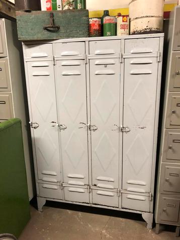 Stoere authentieke Franse lockerkast industrieel doorleefd beschikbaar voor biedingen