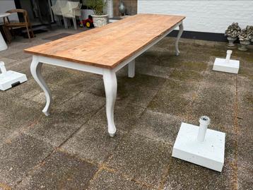 Eettafel hout beschikbaar voor biedingen