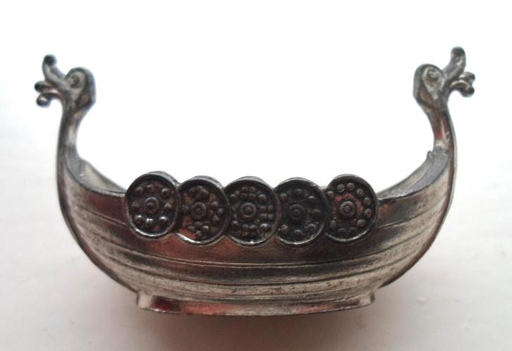 Tinnen vikingboot. Zoutvaatje., Antiek en Kunst, Antiek | Tin, Ophalen of Verzenden