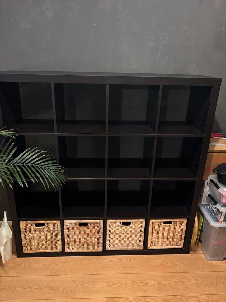 T.e.a.b: Ikea Kallax kast zwartbruin 4x4 + rieten manden, Huis en Inrichting, Kasten | Boekenkasten, Gebruikt, 100 tot 150 cm