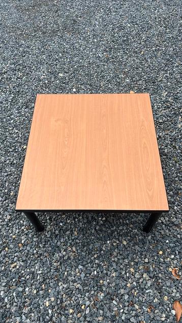 Salontafel met ijzeren onderstel beschikbaar voor biedingen