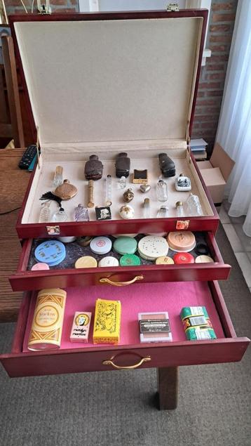Parfum verzameling flesjes beschikbaar voor biedingen