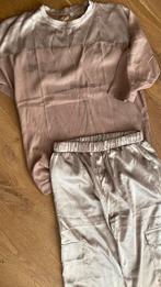 2 delig pak. Maat L. Soepele Glanzende stof., Kostuum of Pak, Beige, Maat 42/44 (L), Ophalen of Verzenden