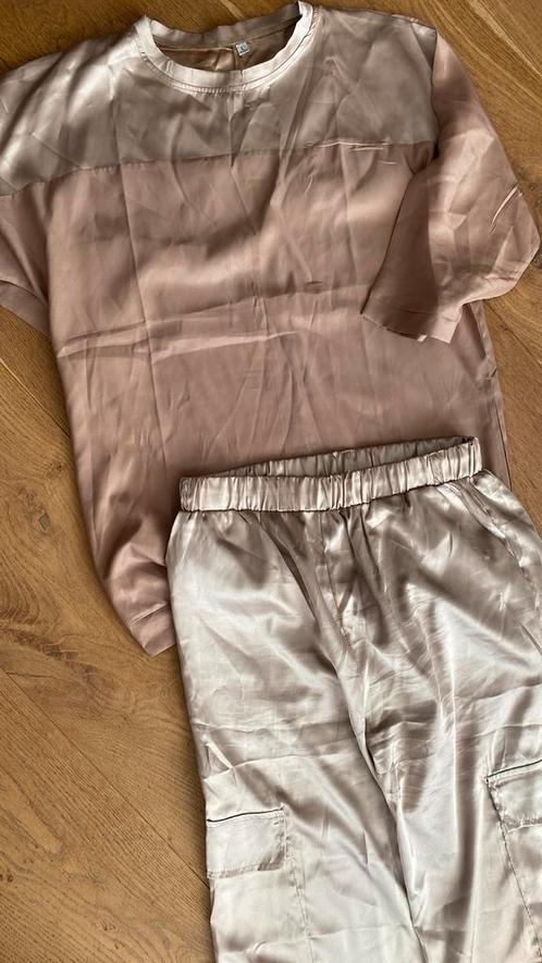 2 delig pak. Maat L. Soepele Glanzende stof., Kleding | Dames, Jasjes, Kostuums en Pakken, Zo goed als nieuw, Kostuum of Pak, Maat 42/44 (L)