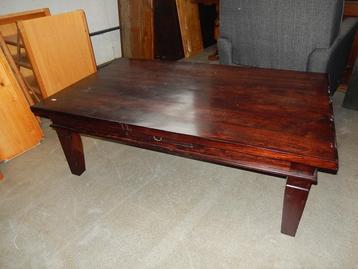 Donker houten salontafel beschikbaar voor biedingen