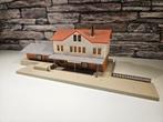 Station stationsgebouw N spoor trein 1:160, Hobby en Vrije tijd, Modeltreinen | N-Spoor, Overige merken, Gebruikt, Gelijkstroom of Wisselstroom
