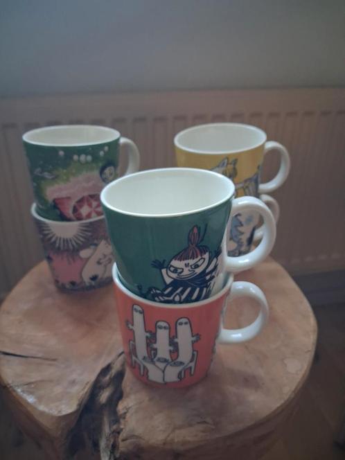 Zes Moomin mokken + 1x kleine keuken- en theedoek, Huis en Inrichting, Keuken | Servies, Zo goed als nieuw, Kop(pen) en/of Schotel(s)