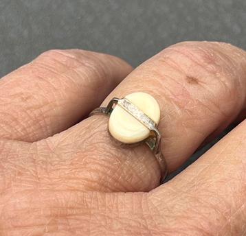 Zilveren ring beschikbaar voor biedingen