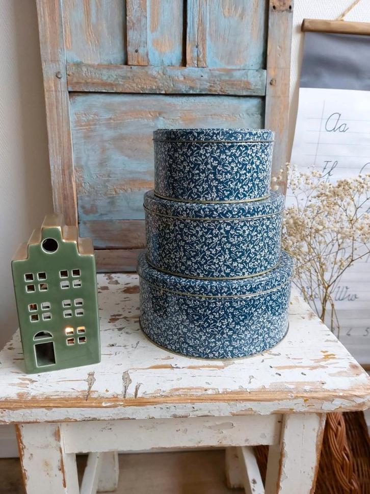 Supergave vintage blauwe blikkenset met witte bloemetjes, Antiek en Kunst, Antiek | Overige Antiek, Ophalen of Verzenden