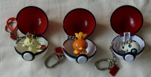 3 Pokéballs, elk met sleutelhanger: Meowth & Aron & ?, Hobby en Vrije tijd, Verzamelkaartspellen | Pokémon, Overige typen, Ophalen of Verzenden