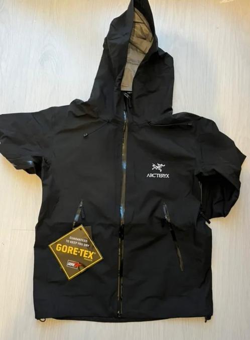 Arc’teryx Alpha SV Regenjas – Maat M – Topstaat, Caravans en Kamperen, Regenkleding, Nieuw, Regenjas, Ophalen of Verzenden