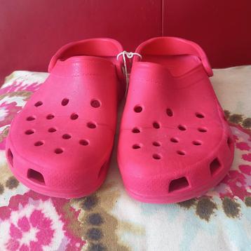 Gebruikte roze/rode crocs maat 7-9 / 40 beschikbaar voor biedingen