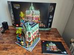 Lego 10297 - Boetiekhotel incl. lichtset, Kinderen en Baby's, Speelgoed | Duplo en Lego, Ophalen of Verzenden, Zo goed als nieuw
