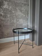 Karwei bijzettafel zwart met glas, Huis en Inrichting, Tafels | Bijzettafels, Minder dan 55 cm, Metaal of Aluminium, Rond, Zo goed als nieuw