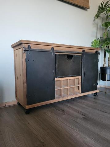 Houten industriële dressoir/ wijnvakken  beschikbaar voor biedingen